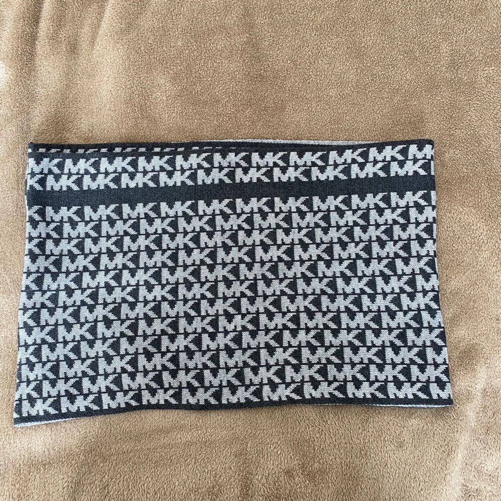 🚫SOLD Michael Kors scarf